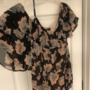 Unique Women’s flowy boutique blouse - NEW